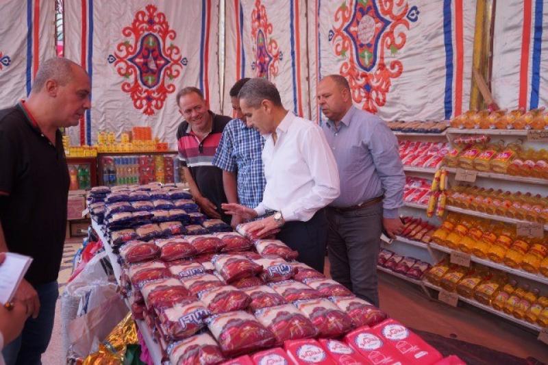 محافظ الغربية يتفقد منافذ ومعارض بيع السلع الغذائية بأسعار مخفضة بطنطا