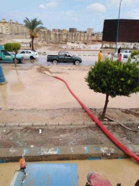 الدفع بعدد ٢٥ سيارة كسح ومعدات لإزالة السيول للمشاركة فى عمليات سحب وشفط مياه الأمطار الغزيرة بمطروح