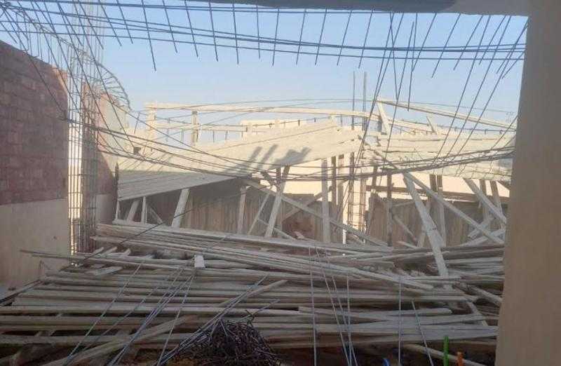 لجنة الإزالة الفورية بمدينة الشروق توقف مخالفة بناء في مهدها| صور