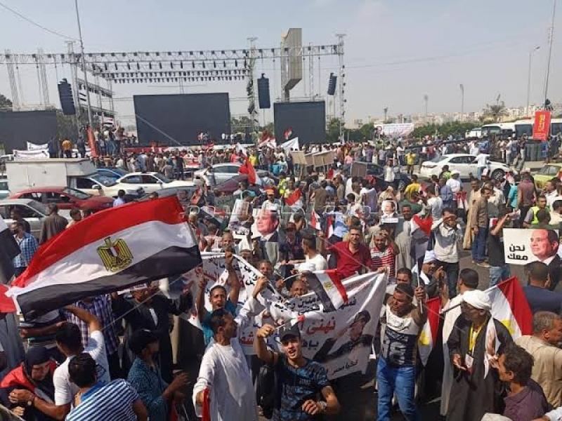 توافد المواطنين على استاد أسوان لحضور حفل ”وطن واحد” بمناسبة انتصارات أكتوبر