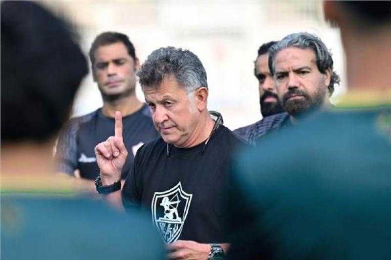 أوسوريو يعقد جلسة فنية مع لاعبي الزمالك قبل مواجهة البنك الأهلي