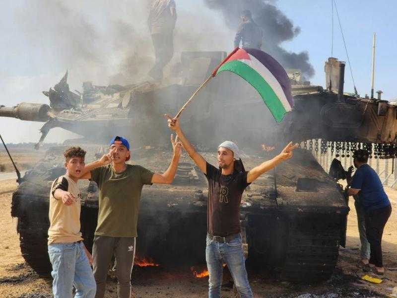 فلسطينيون يحتفلون بأسر دبابة إسرائيلية..صور