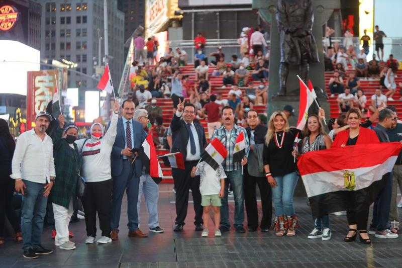 عدد من أبناء الجالية المصرية فى نيويورك يحررون توكيلات لتأييد ترشيح الرئيس السيسى