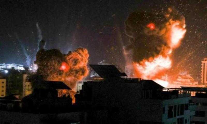 قصف عنيف من زوارق الاحتلال الإسرائيلي لشاطئ بحر مدينة غزة