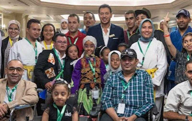 مصطفى شعبان مع أطفال متحدي الإعاقة في مصر بأحدث ظهور له