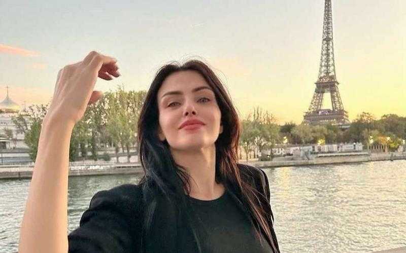 دارين حداد تستعرض جمالها أمام برج إيفل في أحدث ظهور لها