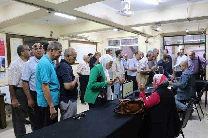 استمرار توافد الأطباء للتصويت بالانتخابات قبل غلق باب التصويت بساعة