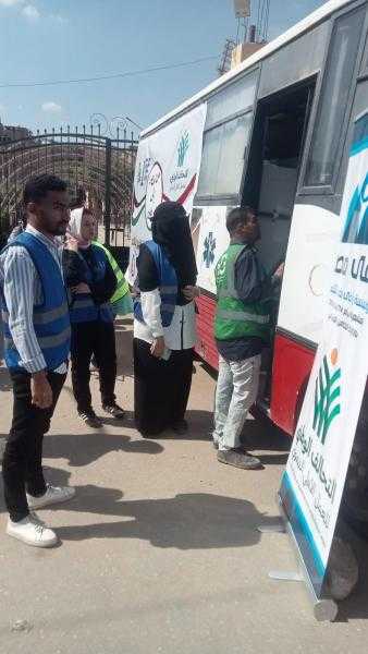 إقبال متزايد على حملة التبرع بالدم في الفيوم لصالح الفلسطينيين.. صور