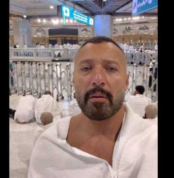 من أمام الكعبة الشريفة.. المطرب أحمد فهمي يدعوا لنصرة أهل غزة