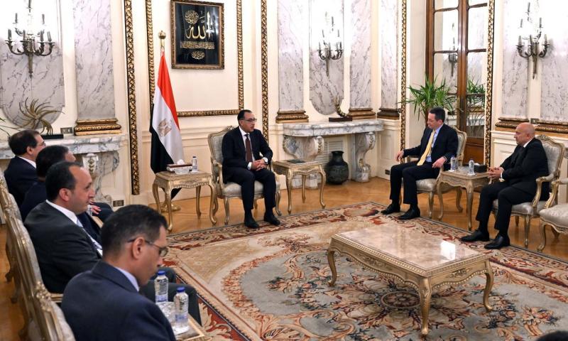 رئيس الوزراء يلتقي النائب الأول لشركة ”إكسون موبيل” الأمريكية