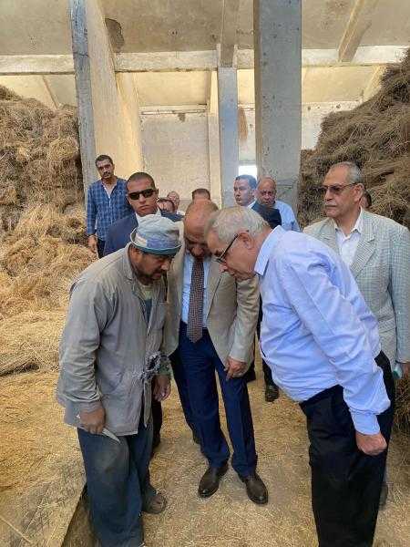 وزير قطاع الأعمال العام يفاجئ العاملين بشركات ”الدلتا للصلب” و”ناروبين” و”طنطا للكتان” و”غزل المحلة” وبعض فروع ”عمر أفندي” بزيارات ميدانية على مدار اليومين الماضيين