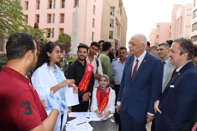 رئيس جامعة المنوفية يتابع حملة التبرع بالدم للأشقاء الفلسطينيين