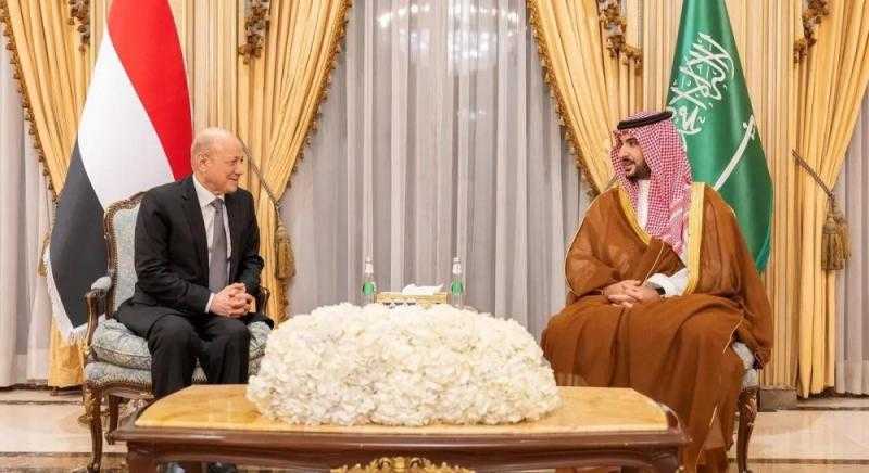 بتوجيه ولي العهد.. وزير الدفاع السعودي يلتقي رئيس وأعضاء مجلس القيادة الرئاسي اليمني