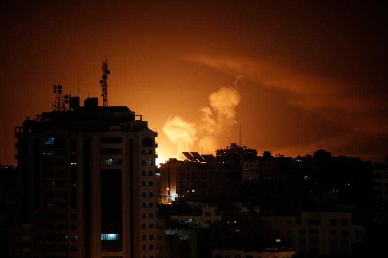 طيران الاحتلال يستهدف مُحيط مستشفى القدس ومقر الهلال الأحمر غرب غزة