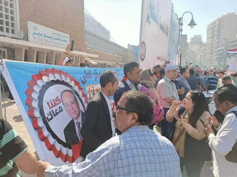 «معاك ونثق بك».. «جمعة تحيا مصر».. مواطنو الإسكندرية يرفعون لافتات مؤيدة لقرارات السيسي
