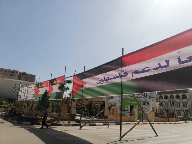 لافتات دعم فلسطين تغطي ميدان السواقي في الفيوم |صور