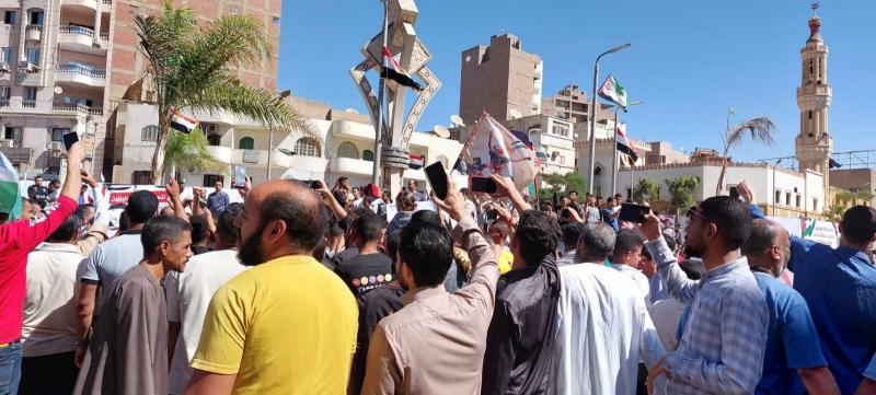 «قول يا ريس وإحنا معاك».. هتافات مواطني سوهاج دعما لقرارات القيادة السياسية والتضامن مع فلسطين| صور