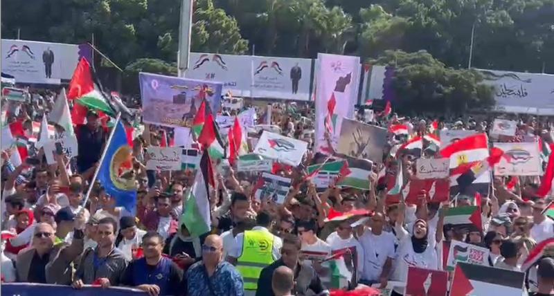 ضياء رشوان يشارك آلاف المواطنين هتافات التضامن مع فلسطين أمام المنصة بمدينة نصر