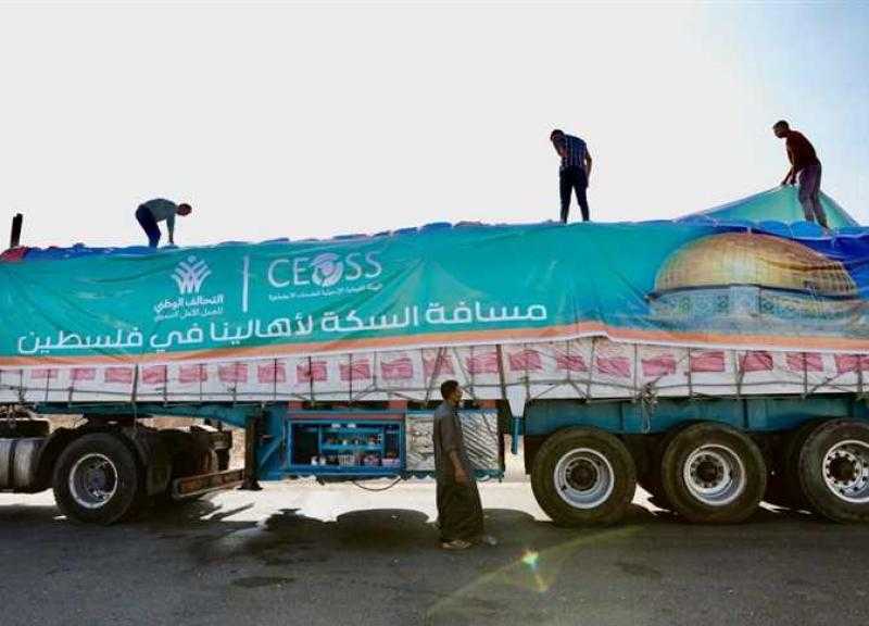 ”القاهرة الإخبارية” ترصد حجم قوافل المساعدات في مطار العريش بانتظار العبور لغزة