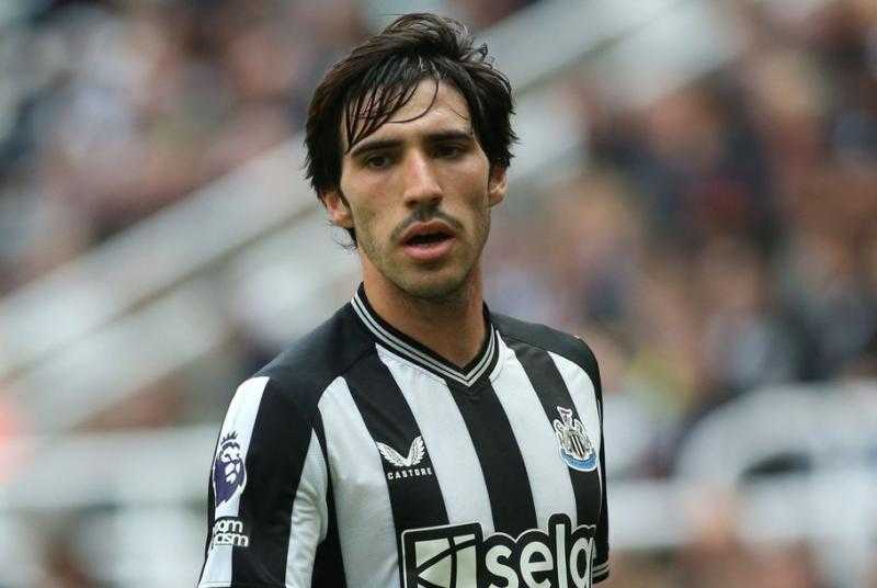 مدرب نيوكاسل الإنجليزي يؤكد دعمه لتونالي المتهم بانتهاك لوائح المراهنات