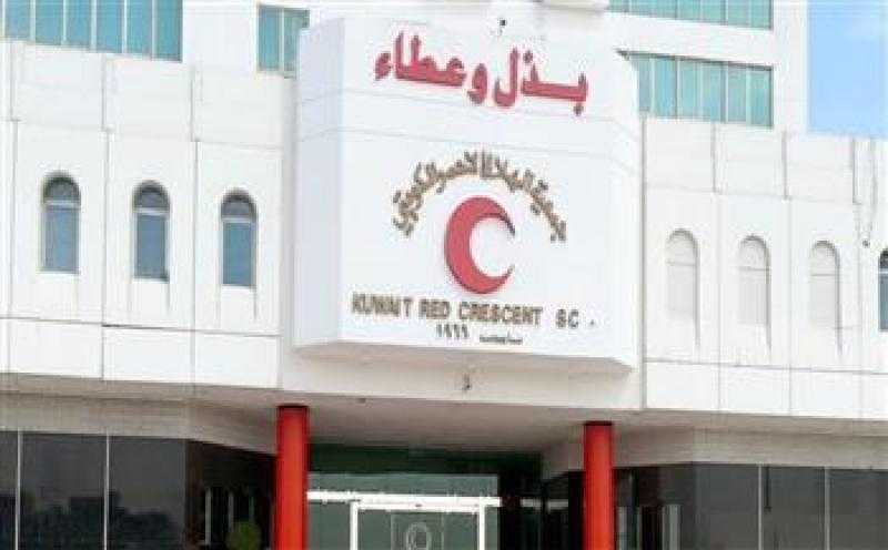 الهلال الأحمر الكويتي يتبرع بثلاث سيارات إسعاف لقطاع غزة