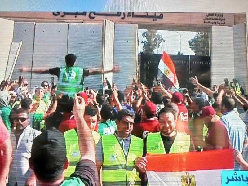 ”يافلسطين يافلسطين إحنا معاكي ليوم الدين”.. هتاف المتظاهرين أمام معبر رفح بالتزامن مع دخول المساعدات لغزة