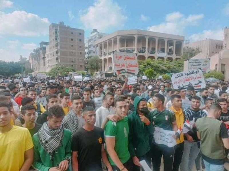 طلاب جامعة بنها ينظمون وقفة لدعم القضية الفلسطينية.. صور