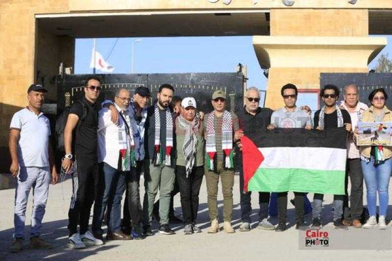 وفد من نقابة المهن التمثيلية يزور معبر رفح لدعم أهالي غزة