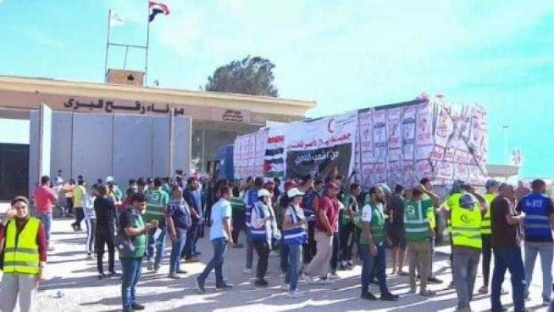 مراسل القاهرة الإخبارية: 17 شاحنة مساعدات جاهزة للدخول إلى قطاع غزة