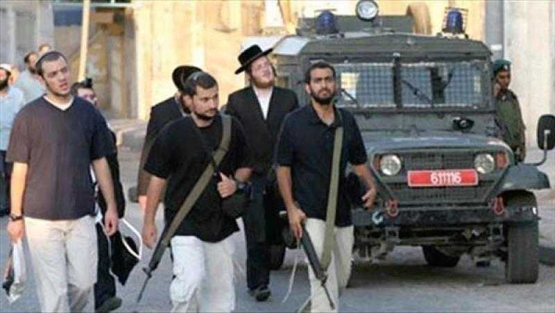 المستوطنون الإسرائيليون يهاجمون منازل المواطنين في حوارة ويحرقون مركبة