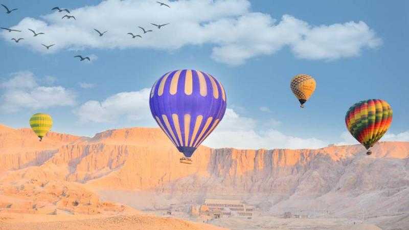 تحليق 1600 سائح برحلات البالون الطائر في سماء الأقصر
