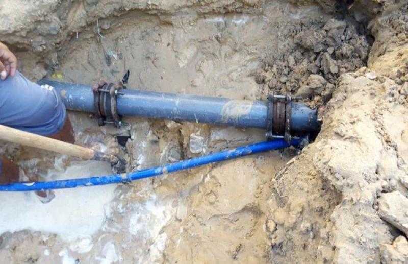 كسر خط مياه في إحدى مناطق مركز إسنا بالأقصر