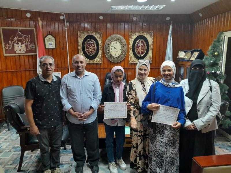وكيل «تعليم مطروح» يكرم الطلاب المتميزين في نشاط التربية المسرحية.. صور