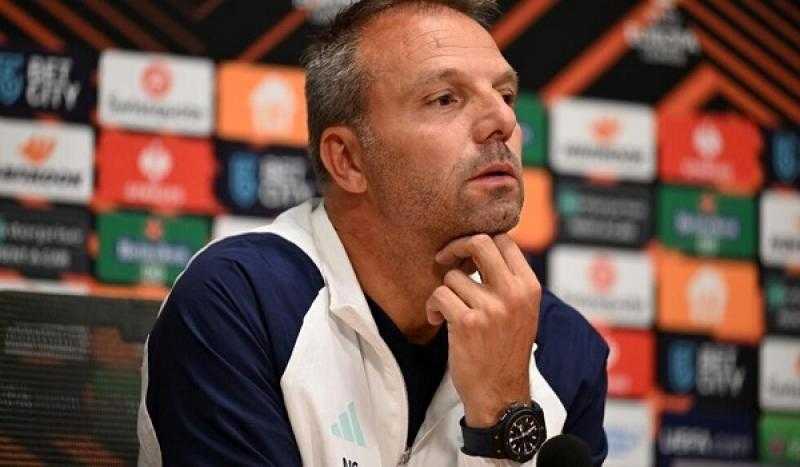 أياكس يقيل مديره الفني