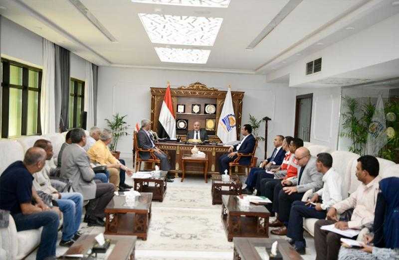 محافظ قنا يناقش الموقف التنفيذي لتطوير المنطقة الحرفية بالصالحية| صور