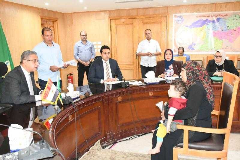 محافظ الفيوم يكلف وكيل الصحة بإنهاء إجراءات الكشف الطبي لطفل | صور