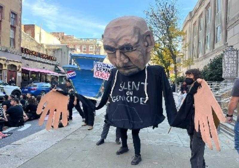 متظاهرون مؤيدون لفلسطين يغلقون شارع مكتب عضو كونجرس أميركي