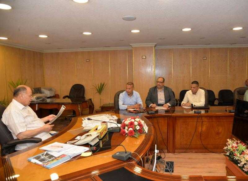 محافظ أسيوط يوجه بفتح المزيد من منافذ ومعارض بيع السلع بأسعار مخفضة | صور