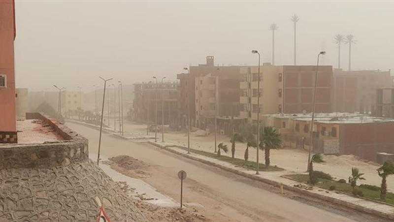 عاصفة ترابية تضرب سماء محافظة أسوان في طقس متقلب