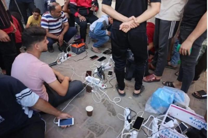 بدء عودة الاتصالات وشبكة الإنترنت إلى قطاع غزة بشكل تدريجي