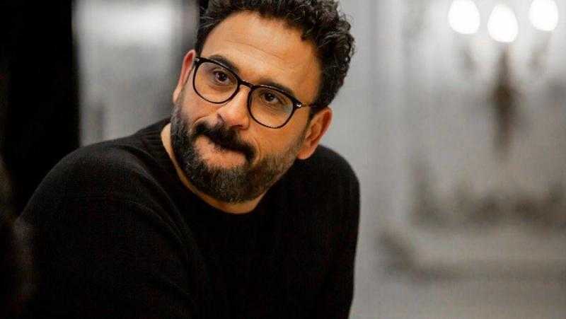 أكرم حسني يدعم الأشقاء في غزة بفيديو تسجيلي لطفلة فلسطينية
