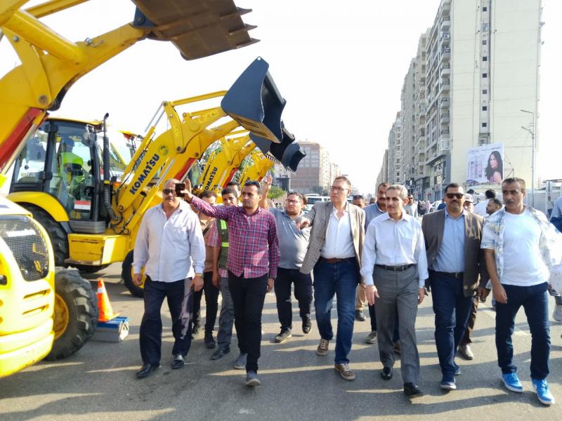 استكمال أعمال تطوير ورفع كفاءة الأرصفة بشارعي فخري وشريف بمصر الجديدة