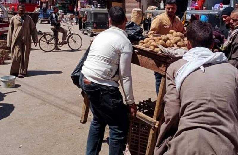 رئيس طهطا يتابع الحملات المسائية لرفع الإشغالات وانضباط الأسواق