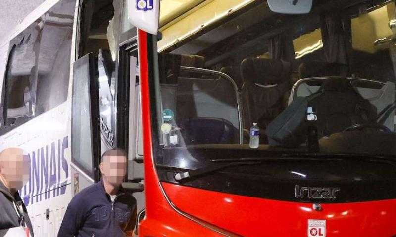 الدوري الفرنسي.. تفاصيل اعتداء جماهير مارسيليا على حافلة ليون