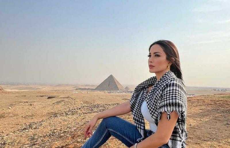 نسرين طافش تدعم القضية الفلسطينية من أمام الأهرامات