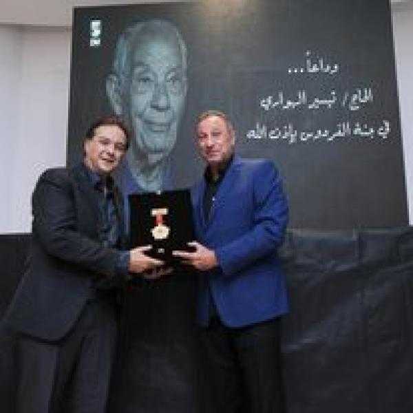 الأهلي يطلق اسم تيسير الهواري على القاعة الكبرى بفرع التجمع الخامس.. ويمنحه القلادة الذهبية