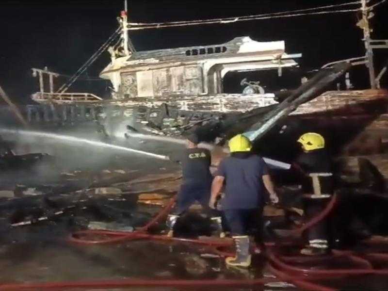 السيطرة على حريق مركب داخل ميناء الصيد ببورسعيد