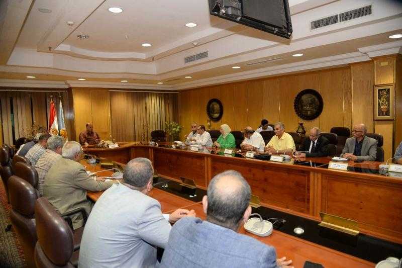 محافظ أسيوط يترأس إجتماع المجلس الاقتصادي الاجتماعي بالمحافظة لعرض فرص تجارية واستثمارية في عدد من الدول الافريقية