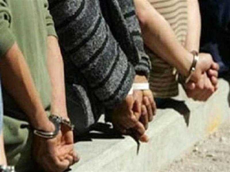 ضبط 3 أشخاص قاموا بسرقة موقع إحدى الشركات بالتجمع الأول