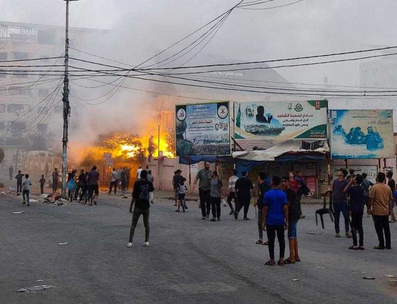 اندلاع حريق بمستشفى العيون بغزة بعد إطلاق قوات الاحتلال لقنابل حرارية